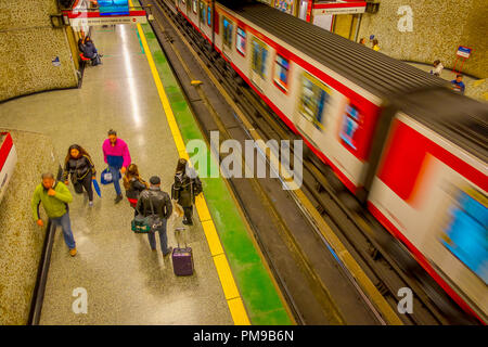 SANTIAGO, CHILE - 14. SEPTEMBER 2018: Oben Ansicht von unbekannten Personen in der Halle des Estacion Alameda Central Station. 1885 eröffnet, jetzt ist es der Stadt nur Bahnhof Stockfoto