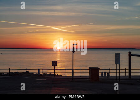 Herne Bay, Kent, Großbritannien. 17 Septhember, 2018. UK Wetter News. Am Ende eines warmen Tag in Herne Bay in Kent. Der Abend ist 19 C und das ruhige Wasser der Themse Estuar als die Sonne untergeht, Richard Donovan/Alamy leben Nachrichten Stockfoto