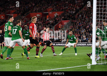 Southampton, Großbritannien. 17.September 2018. Danny Ings von Southampton schießt auf das Tor, aber sein Schuss auf der Linie ist blockiert - Southampton v Brighton & Hove Albion, Premier League, die St. Mary's Stadium, Southampton - 17. September 2018 Quelle: Richard Calver/Alamy Live News Credit: Richard Calver/Alamy leben Nachrichten Stockfoto