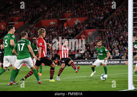 Southampton, Großbritannien. 17.September 2018. Danny Ings von Southampton schießt auf das Tor, aber sein Schuss auf der Linie ist blockiert - Southampton v Brighton & Hove Albion, Premier League, die St. Mary's Stadium, Southampton - 17. September 2018 Quelle: Richard Calver/Alamy Live News Credit: Richard Calver/Alamy leben Nachrichten Stockfoto