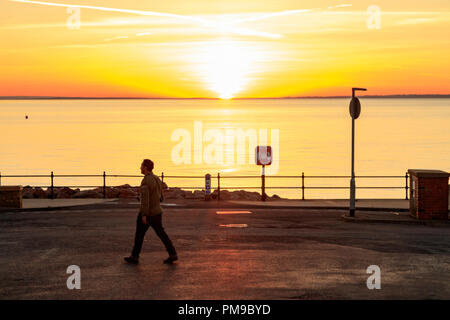 Herne Bay, Kent, Großbritannien. 17 Septhember, 2018. UK Wetter News. Am Ende eines warmen Tag in Herne Bay in Kent. Der Abend ist 19 C und die ruhigen Gewässer der Themsemündung, ein Mann an der Einstellung So. Richard Donovan/Alamy leben Nachrichten Stockfoto