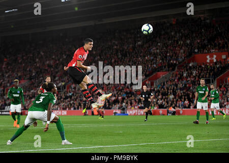 Southampton, Großbritannien. 17.September 2018. Mohamed Elyounoussi von Southampton Sprünge in Richtung Ziel - Southampton v Brighton & Hove Albion, Premier League, die St. Mary's Stadium, Southampton - 17. September 2018 jene uding l Credit: Richard Calver/Alamy Live News Credit: Richard Calver/Alamy leben Nachrichten Stockfoto