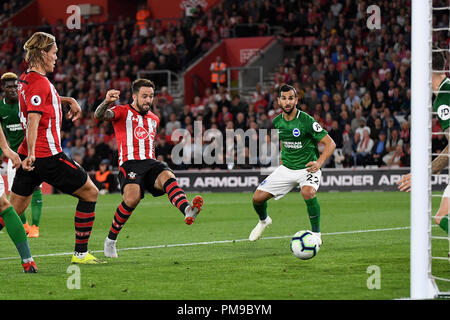 Southampton, Großbritannien. 17.September 2018. Danny Ings von Southampton schießt auf das Tor, aber sein Schuss auf der Linie ist blockiert - Southampton v Brighton & Hove Albion, Premier League, die St. Mary's Stadium, Southampton - 17. September 2018 Quelle: Richard Calver/Alamy Live News Credit: Richard Calver/Alamy leben Nachrichten Stockfoto