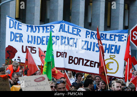 Frankfurt am Main, Deutschland. 17.September 2018. Die demonstranten März durch Frankfurt mit einer Fahne, die lautet: "Die Mutter aller Probleme: Der dissens zwischen uns und dem fetten Katzen'. Rund 6.300 Demonstranten marschierten durch Frankfurt, zur Unterstützung der Seebrucke (Meer) Bewegung für die Rettung von Flüchtlingen aus dem Mittelmeer. Sie protestierten auch gegen die restriktive Flüchtlingspolitik von Bundesinnenminister Horst Seehofer, der war auf einem Kongress in Frankfurt am folgenden Tag zu sprechen, aber deren Erscheinungsbild wurde abgebrochen. Quelle: Michael Debets/Alamy leben Nachrichten Stockfoto