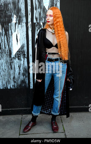 London, UK, 17. September 2018 Street Style an der London Fashion Week Frühjahr/Sommer 2019 Credit: JOHNNY ARMSTEAD/Alamy leben Nachrichten Stockfoto