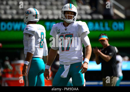 East Rutherford, NJ, USA. 16 Sep, 2018. Miami Dolphins Quarterback Ryan Tannehill (17) Hat ein Lachen vor dem Spiel zwischen den New York Jets und die Miami Dolphins an Met Life Stadion in East Rutherford, NJ. Obligatorische Credit: Kostas Lymperopoulos/CSM/Alamy leben Nachrichten Stockfoto