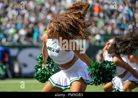 East Rutherford, NJ, USA. 16 Sep, 2018. Die New York Jets Flugbesatzung durchführen, während das Spiel zwischen den New York Jets und die Miami Dolphins an Met Life Stadion in East Rutherford, NJ. Obligatorische Credit: Kostas Lymperopoulos/CSM/Alamy leben Nachrichten Stockfoto