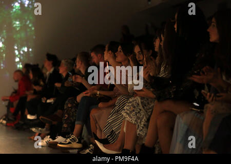 London, London, Großbritannien. 14 Sep, 2018. LONDON, VEREINIGTES KÖNIGREICH - Menschen gesehen während BoraAksu, s Catwalk bei der London Fashion Week im September 2018 an der BFC. Credit: Rahman Hassani/SOPA Images/ZUMA Draht/Alamy leben Nachrichten Stockfoto