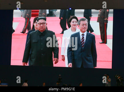 Seoul, Südkorea. 18 Sep, 2018. Foto auf Sept. 18, 2018 im Pressezentrum für die innerkoreanischen Gipfeltreffen 2018 in Seoul, Südkorea, zeigt eine live Übertragung mit den Führer der Demokratischen Volksrepublik Korea (DVRK) Kim Jong Un (L) einladend südkoreanischen Präsidenten Moon Jae-in bei seiner Ankunft am Internationalen Flughafen von Pjöngjang. Kim Jong Un am Dienstag begrüßt Moon Jae-in in Pjöngjang International Airport. Credit: Wang Jingqiang/Xinhua/Alamy leben Nachrichten Stockfoto