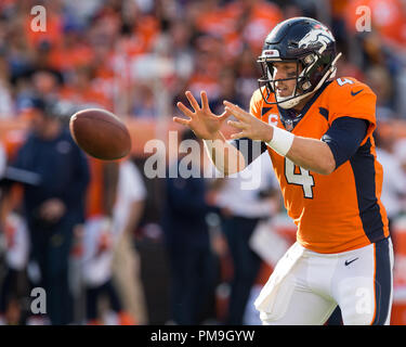 September 16, 2018: Denver Broncos quarterback Fall Keenum (4) unter einem Snap im vierten Quartal von einem NFL matchup zwischen den Oakland Raiders und die Denver Broncos Broncos am Stadion an der Meile hoch Denver CO, Scott D Stivason/Cal Sport Media Stockfoto