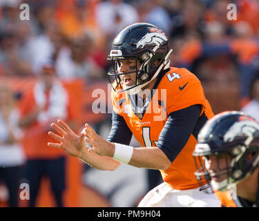 September 16, 2018: Denver Broncos quarterback Fall Keenum (4) in der Shotgun Formation im vierten Quartal von einem NFL matchup zwischen den Oakland Raiders und die Denver Broncos Broncos am Stadion an der Meile hoch Denver CO, Scott D Stivason/Cal Sport Media Stockfoto