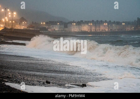 Aberystwyth Wales UK, Dienstag, 18. September 2018 UK Wetter: Wie der Tag bricht, die starken Winde von ex-hurrikan Helene bringen Wellen in das Meer in Aberystwyth auf der Cardigan Bay Küste von West Wales. Winde sind niedriger als ursprünglich prognostiziert, mit maximaler Geschwindigkeit von rund 40 km/h, Böen bis zu 50 mph an exponierten Stellen Foto © Keith Morris/Alamy leben Nachrichten Stockfoto