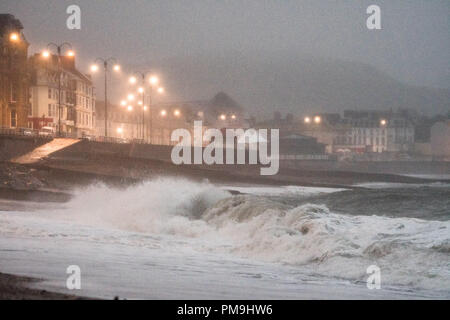 Aberystwyth Wales UK, Dienstag, 18. September 2018 UK Wetter: Wie der Tag bricht, die starken Winde von ex-hurrikan Helene bringen Wellen in das Meer in Aberystwyth auf der Cardigan Bay Küste von West Wales. Winde sind niedriger als ursprünglich prognostiziert, mit maximaler Geschwindigkeit von rund 40 km/h, Böen bis zu 50 mph an exponierten Stellen Foto © Keith Morris/Alamy leben Nachrichten Stockfoto