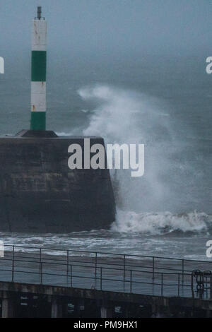 Aberystwyth Wales UK, Dienstag, 18. September 2018 UK Wetter: Wie der Tag bricht, die starken Winde von ex-hurrikan Helene bringen Wellen in das Meer in Aberystwyth auf der Cardigan Bay Küste von West Wales. Winde sind niedriger als ursprünglich prognostiziert, mit maximaler Geschwindigkeit von rund 40 km/h, Böen bis zu 50 mph an exponierten Stellen Foto © Keith Morris/Alamy leben Nachrichten Stockfoto