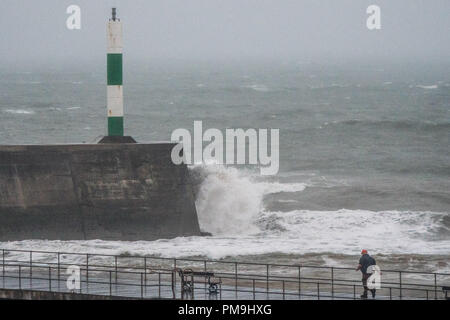 Aberystwyth Wales UK, Dienstag, 18. September 2018 UK Wetter: Wie der Tag bricht, die starken Winde von ex-hurrikan Helene bringen Wellen in das Meer in Aberystwyth auf der Cardigan Bay Küste von West Wales. Winde sind niedriger als ursprünglich prognostiziert, mit maximaler Geschwindigkeit von rund 40 km/h, Böen bis zu 50 mph an exponierten Stellen Foto © Keith Morris/Alamy leben Nachrichten Stockfoto