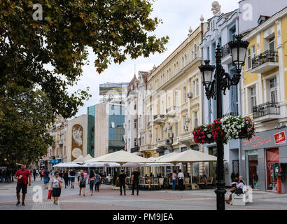 Plovdiv, Bulgarien. 12 Sep, 2018. 12.09.2018, Plovdiv, Bulgarien: Die Einkaufsstraße und den Boulevard Knyaz Aleksander. Das antike römische Forum in der Mitte. 2019, die Stadt ist Europäische Kulturhauptstadt. Foto: Jens Kalaene/dpa-Zentralbild/ZB | Verwendung weltweit/dpa/Alamy leben Nachrichten Stockfoto