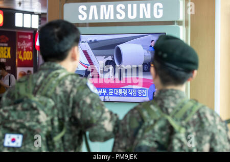 Seoul, Südkorea. 18 Sep, 2018. Soldaten sehen Sie hier einen TV-Bildschirm, der obersten Führer der Demokratischen Volksrepublik Korea (DVRK) Kim Jong Un die südkoreanischen Präsidenten Moon Jae-in Pjöngjang International Airport für Ihren dritten Innerkoreanischen Gipfel, an einem Bahnhof in Seoul, Südkorea, Sept. 18, 2018. Quelle: Lee Sang-ho/Xinhua/Alamy leben Nachrichten Stockfoto