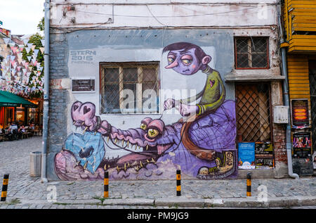 Plovdiv, Bulgarien. 12 Sep, 2018. 12.09.2018, Plovdiv, Bulgarien: Das Restaurant und die Bar Bezirk Kapana mit Graffiti. Plovdiv ist die älteste bewohnte Stadt in Europa und eine der ältesten der Welt. 2019, die Stadt ist Europäische Kulturhauptstadt. Foto: Jens Kalaene/dpa-Zentralbild/ZB | Verwendung weltweit/dpa/Alamy leben Nachrichten Stockfoto