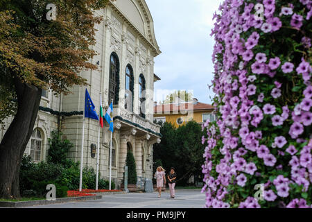 Plovdiv, Bulgarien. 12 Sep, 2018. 12.09.2018, Plovdiv, Bulgarien: Das Rathaus auf Stefan Stambolov Platz. Plovdiv ist die älteste bewohnte Stadt in Europa und eine der ältesten der Welt. 2019, die Stadt ist Europäische Kulturhauptstadt. Foto: Jens Kalaene/dpa-Zentralbild/ZB | Verwendung weltweit/dpa/Alamy leben Nachrichten Stockfoto