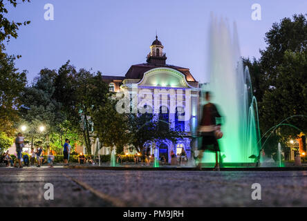 Plovdiv, Bulgarien. 14 Sep, 2018. 14.09.2018, Plovdiv, Bulgarien: Die abends beleuchtete Rathaus mit Brunnen auf dem Stefan Stambolov Platz. Es ist die älteste ständig bewohnte Stadt in Europa und eine der ältesten der Welt. 2019, die Stadt ist Europäische Kulturhauptstadt. Foto: Jens Kalaene/dpa-Zentralbild/ZB | Verwendung weltweit/dpa/Alamy leben Nachrichten Stockfoto