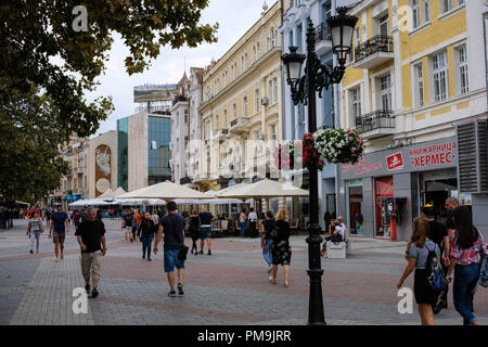 Plovdiv, Bulgarien. 12 Sep, 2018. 12.09.2018, Plovdiv, Bulgarien: Die Einkaufsstraße und den Boulevard Knyaz Aleksander. Das antike römische Forum in der Mitte. 2019, die Stadt ist Europäische Kulturhauptstadt. Foto: Jens Kalaene/dpa-Zentralbild/ZB | Verwendung weltweit/dpa/Alamy leben Nachrichten Stockfoto