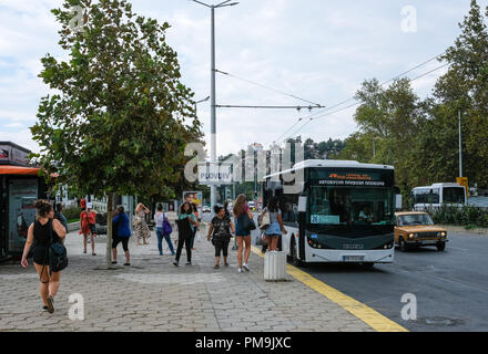 Plovdiv, Bulgarien. 12 Sep, 2018. 12.09.2018, Plovdiv, Bulgarien: eine Bushaltestelle in der Mitte. Plovdiv ist die älteste bewohnte Stadt in Europa und eine der ältesten der Welt. 2019, die Stadt ist Europäische Kulturhauptstadt. Foto: Jens Kalaene/dpa-Zentralbild/ZB | Verwendung weltweit/dpa/Alamy leben Nachrichten Stockfoto