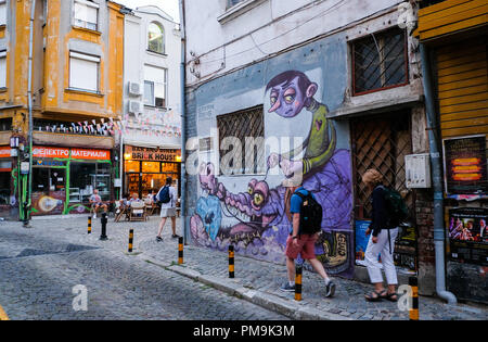 Plovdiv, Bulgarien. 12 Sep, 2018. 12.09.2018, Plovdiv, Bulgarien: Das Restaurant und die Bar Bezirk Kapana mit Graffiti. Plovdiv ist die älteste bewohnte Stadt in Europa und eine der ältesten der Welt. 2019, die Stadt ist Europäische Kulturhauptstadt. Foto: Jens Kalaene/dpa-Zentralbild/ZB | Verwendung weltweit/dpa/Alamy leben Nachrichten Stockfoto