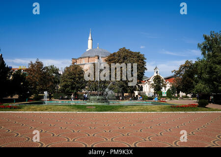 Sofia, Bulgarien. 11 Sep, 2018. 11.09.2018, Bulgarien, Sofia: Die Banja Bashi Moschee in der Mitte auf Maria-Luiza - Boulevard mit Brunnen. Foto: Jens Kalaene/dpa-Zentralbild/ZB | Verwendung weltweit/dpa/Alamy leben Nachrichten Stockfoto