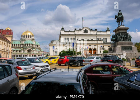 Sofia, Bulgarien. 11 Sep, 2018. 11.09.2018, Bulgarien, Sofia: Die Alexander-newski-Kathedrale (lr), die Narodno Sabranie, das Parlament von Bulgarien und das Denkmal des Zaren Befreier in der Mitte zu Ehren der Russische Kaiser Alexander II. Er befreite Bulgarien während des Russisch-türkischen Krieges von 1877-78 von der osmanischen Herrschaft. Foto: Jens Kalaene/dpa-Zentralbild/ZB | Verwendung weltweit/dpa/Alamy leben Nachrichten Stockfoto