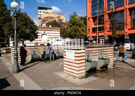 Sofia, Bulgarien. 11 Sep, 2018. 11.09.2018, Bulgarien, Sofia: die Einwohner füllen Sie Mineralwasser am Sofiot Thermalquelle im Zentralbad. Diese Hähne und Brunnen sind sehr aktiv genutzt, vor allem von älteren Menschen, ihre heilenden Mineralwasser in Flaschen und Kanistern zu füllen oder vor Ort zu trinken. Foto: Jens Kalaene/dpa-Zentralbild/ZB | Verwendung weltweit/dpa/Alamy leben Nachrichten Stockfoto