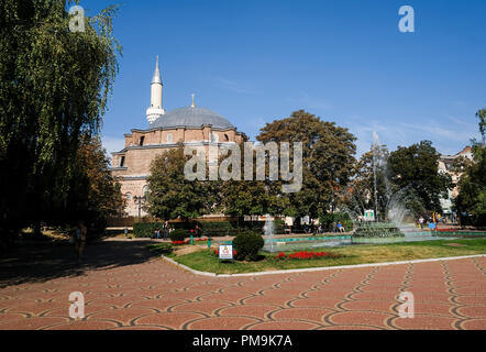 Sofia, Bulgarien. 11 Sep, 2018. 11.09.2018, Bulgarien, Sofia: Die Banja Bashi Moschee in der Mitte auf Maria-Luiza - Boulevard mit Brunnen. Foto: Jens Kalaene/dpa-Zentralbild/ZB | Verwendung weltweit/dpa/Alamy leben Nachrichten Stockfoto