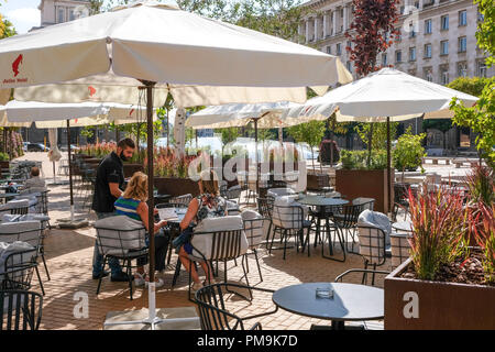 Sofia, Bulgarien. 11 Sep, 2018. 11.09.2018, Bulgarien, Sofia: Frauen sitzen unter Regenschirmen in einem Cafe in der Mitte. Foto: Jens Kalaene/dpa-Zentralbild/ZB | Verwendung weltweit/dpa/Alamy leben Nachrichten Stockfoto