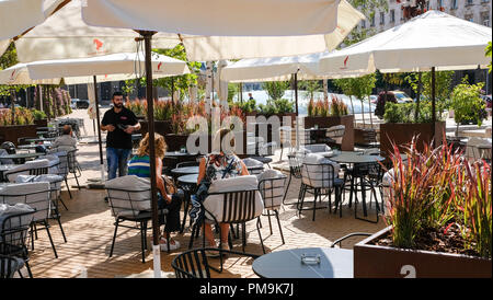 Sofia, Bulgarien. 11 Sep, 2018. 11.09.2018, Bulgarien, Sofia: Frauen sitzen unter Regenschirmen in einem Cafe in der Mitte. Foto: Jens Kalaene/dpa-Zentralbild/ZB | Verwendung weltweit/dpa/Alamy leben Nachrichten Stockfoto