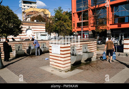 Sofia, Bulgarien. 11 Sep, 2018. 11.09.2018, Bulgarien, Sofia: die Einwohner füllen Sie Mineralwasser am Sofiot Thermalquelle im Zentralbad. Diese Hähne und Brunnen sind sehr aktiv genutzt, vor allem von älteren Menschen, ihre heilenden Mineralwasser in Flaschen und Kanistern zu füllen oder vor Ort zu trinken. Foto: Jens Kalaene/dpa-Zentralbild/ZB | Verwendung weltweit/dpa/Alamy leben Nachrichten Stockfoto