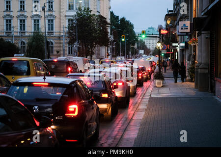 Sofia, Bulgarien. 11 Sep, 2018. 11.09.2018, Bulgarien, Sofia: Die Autos werden am Abend an einer Ampel in der Mitte. Foto: Jens Kalaene/dpa-Zentralbild/ZB | Verwendung weltweit/dpa/Alamy leben Nachrichten Stockfoto