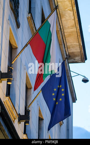 Sofia, Bulgarien. 11 Sep, 2018. 11.09.2018, Bulgarien, Sofia: Fahnen der EU und Bulgarien hängen an einem Gebäude im Zentrum. Foto: Jens Kalaene/dpa-Zentralbild/ZB | Verwendung weltweit/dpa/Alamy leben Nachrichten Stockfoto