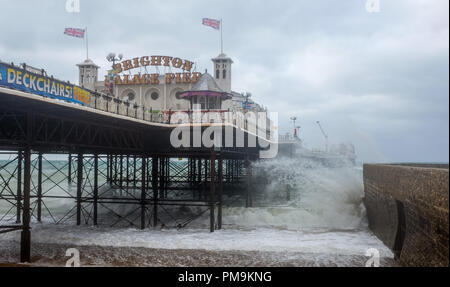 Brighton UK 18. September 2018 - Wellen an der Küste von Brighton Brighton Palace Pier als Sturm Helene beginnt in Großbritannien mit Winden von bis zu 70 mph in einigen Teilen des Vereinigten Königreichs über die nächsten Tage Kredit erwartet: Simon Dack/Alamy Leben Nachrichten zu schlagen Stockfoto