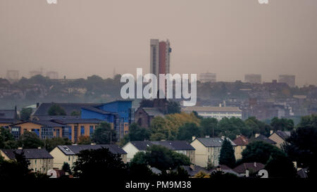 Glasgow, Schottland, UK, 18. September, 2018. UK Wetter: stürmische Wetter voran, wie das höchste Gebäude in Schottland, anniesland Turm ist isoliert, als der Rest des Westens Ende ist kaum durch die Sintflut, die die Stadt heute mit Great Western Road Hit im Vordergrund sichtbar. Gerard Fähre / Alamy news Credit: Gerard Fähre / alamy Leben Nachrichten Stockfoto