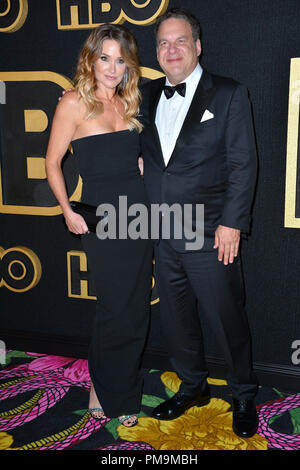 Los Angeles, USA. September 17, 2018: Jeff Garlin & Gast an der HBO Emmy Partei an der Pacific Design Center. Bild: Paul Smith/Featureflash Credit: Sarah Stewart/Alamy leben Nachrichten Stockfoto