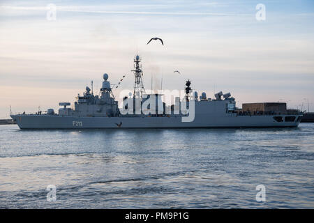 17. September 2018, Niedersachsen, Wilhelmshaven: Die Fregatte "Augsburg" der Deutschen Marine verlässt den Marinehafen. Das Schiff ist, Maßnahmen gegen Schmuggel Netzwerke im Mittelmeer zu nehmen. Es übernimmt die Aufgaben des Angebots bin Ösel' und die deutsche Beteiligung an der Operation ophia'. Foto: mohssen Assanimoghaddam/dpa Stockfoto