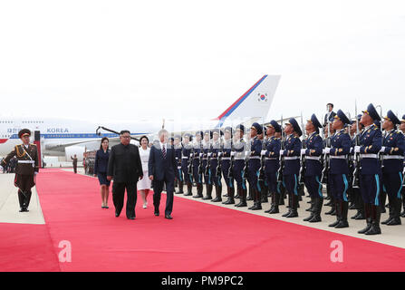 Pyongyang, Nordkorea. 18 Sep, 2018. Südkoreanischen Präsidenten Moon Jae-in (R) und obersten Führer der Demokratischen Volksrepublik Korea (DVRK) Kim Jong Un (L) prüfen Sie die ehrenwache in Pjöngjang, in der Demokratischen Volksrepublik Korea, Sept. 18, 2018. Mond kam am Dienstag in Pjöngjang für eine lang erwartete Treffen mit Kim, der dritte Innerkoreanischen Gipfeltreffen in diesem Jahr. Credit: Pjöngjang Pressekorps/Xinhua/Alamy leben Nachrichten Stockfoto
