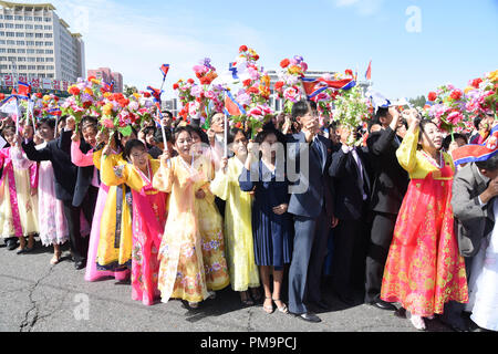 Pyongyang, Nordkorea. 18 Sep, 2018. Die Menschen grüßen südkoreanischen Präsidenten Moon Jae-in top Führer der Demokratischen Volksrepublik Korea (DVRK) Kim Jong Un in Pjöngjang, in der Demokratischen Volksrepublik Korea, Sept. 18, 2018. Mond kam am Dienstag in Pjöngjang für eine lang erwartete Treffen mit Kim, der dritte Innerkoreanischen Gipfeltreffen in diesem Jahr. Credit: Cheng Dayu/Xinhua/Alamy leben Nachrichten Stockfoto