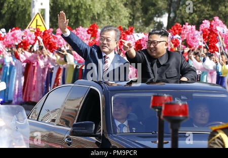Pyongyang, Nordkorea. 18 Sep, 2018. Südkoreanischen Präsidenten Moon Jae-in (L) und dem oberen Führer der Demokratischen Volksrepublik Korea (DVRK) Kim Jong Un (R) in einer Limousine in Pjöngjang, in der Demokratischen Volksrepublik Korea, Sept. 18, 2018 gesehen werden. Mond kam am Dienstag in Pjöngjang für eine lang erwartete Treffen mit Kim, der dritte Innerkoreanischen Gipfeltreffen in diesem Jahr. Credit: Pjöngjang Pressekorps/Xinhua/Alamy leben Nachrichten Stockfoto
