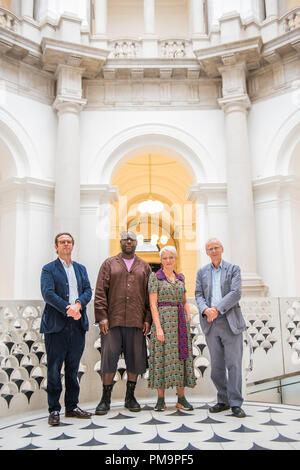 London, Großbritannien. 18. Sep 2018. Steve McQueen (dargestellt), mit. Alex Farquarson, Direktor von Tate Britain, Maria Balshaw, Direktor der Tate andJames Lingwood, Co-direktor von Artangel, kündigt ein neues Projekt, das ein Porträt des Londoner Jahr 3 Schülerinnen und Schüler aus jeder Grundschule in der Hauptstadt zu schaffen. Credit: Guy Bell/Alamy leben Nachrichten Stockfoto