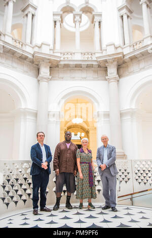 London, Großbritannien. 18. Sep 2018. Steve McQueen (dargestellt), mit. Alex Farquarson, Direktor von Tate Britain, Maria Balshaw, Direktor der Tate andJames Lingwood, Co-direktor von Artangel, kündigt ein neues Projekt, das ein Porträt des Londoner Jahr 3 Schülerinnen und Schüler aus jeder Grundschule in der Hauptstadt zu schaffen. Credit: Guy Bell/Alamy leben Nachrichten Stockfoto