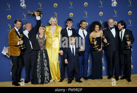 Los Angeles, USA. 17 Sep, 2018. Darsteller von "Spiel der Throne' für ein Foto posieren Nach dem Gewinn der Auszeichnung von herausragenden Drama Series während der 70Th Primetime Emmy Awards in Los Angeles, USA, Sept. 17, 2018. Credit: Zeng Hui/Xinhua/Alamy leben Nachrichten Stockfoto