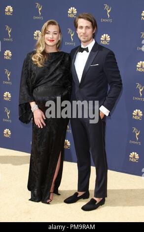 Yvonne Strahovski, Tim Loden in der Ankunftshalle für 70th Primetime Emmy Awards 2018 - ANKUNFT, Microsoft Theatre, Los Angeles, CA 17. September 2018. Foto von: Elizabeth Goodenough/Everett Collection Stockfoto