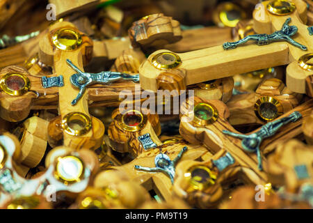 Holzkreuze im Souvenir-Shop, Jerusalem, Israel Stockfoto