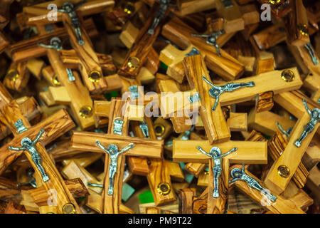 Holzkreuze im Souvenir-Shop, Jerusalem, Israel Stockfoto