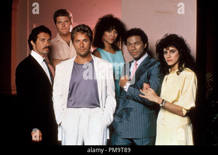 Studio Werbung noch von 'Miami Vice' Edward James Olmos, Michael Talbott, Don Johnson, Olivia Brown, Philip Michael Thomas, Saundra Santiago ca. 1988 Alle Rechte vorbehalten Datei Referenz # 31694157 THA für die redaktionelle Nutzung nur Stockfoto